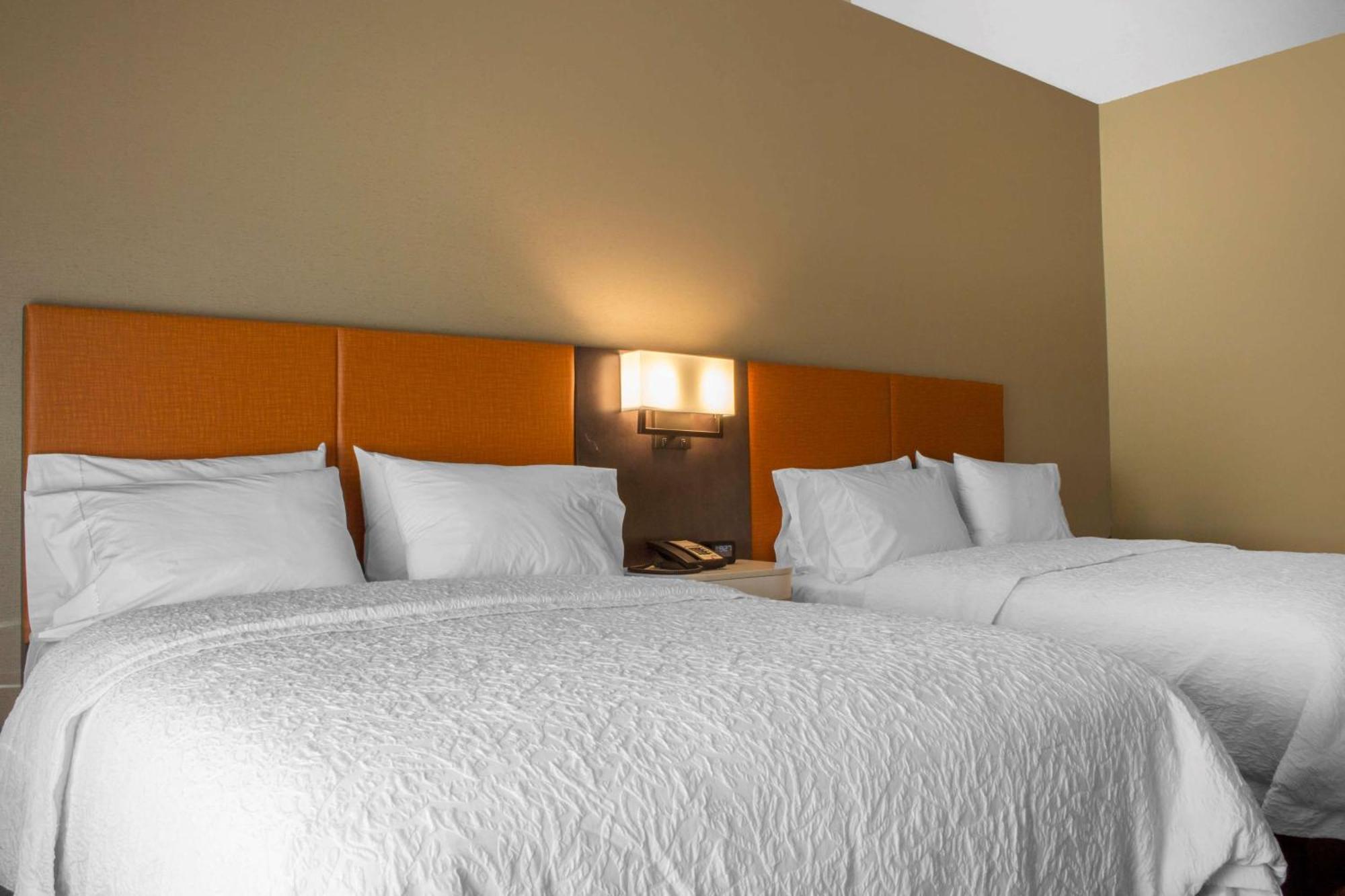 Hampton Parker, Az Hotel