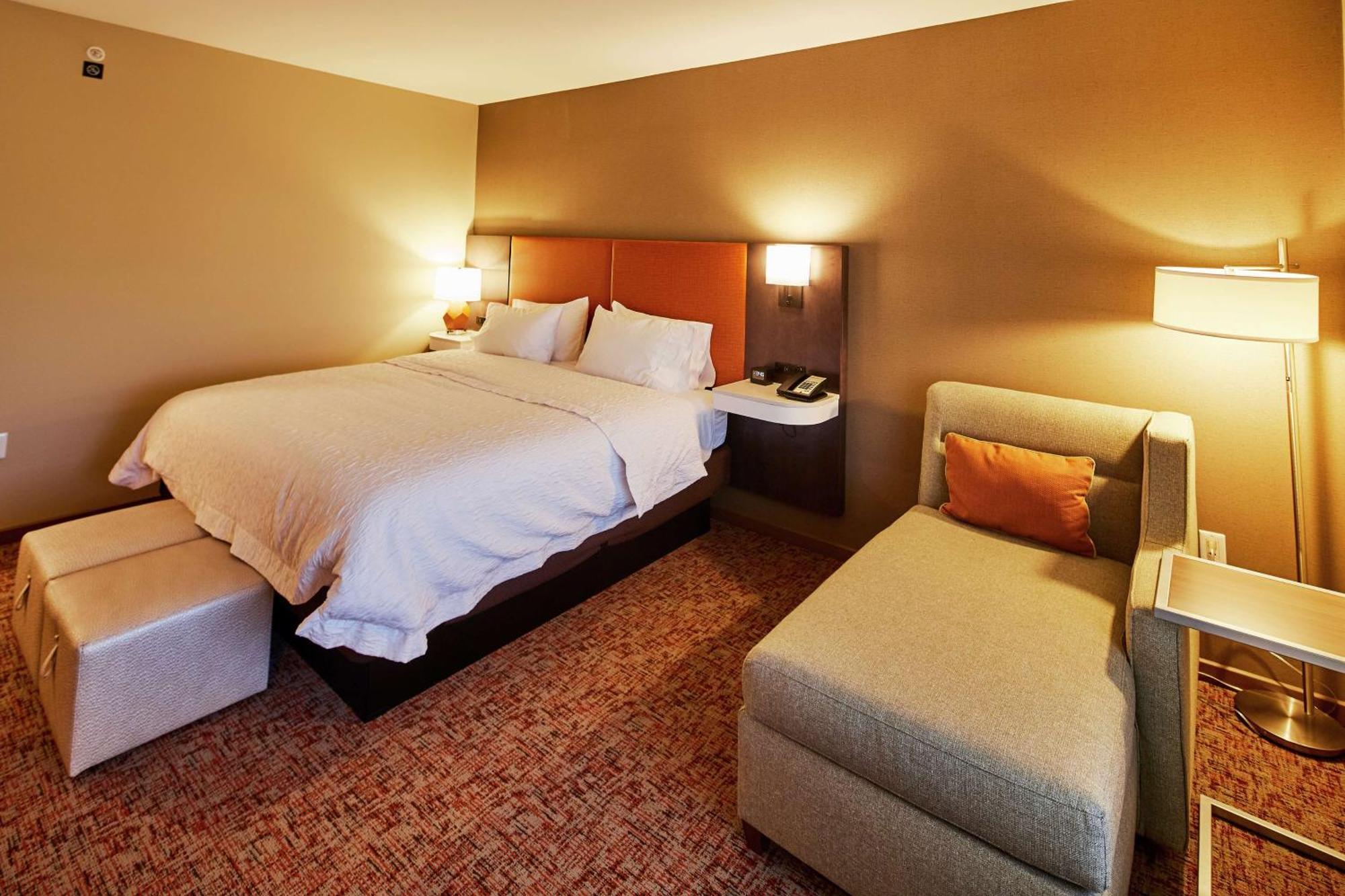Hampton Parker, Az Hotel